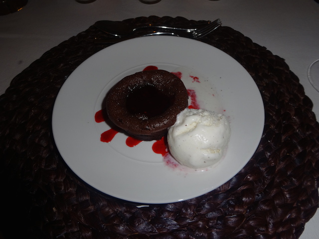 Individual chocolate melting cakes .......