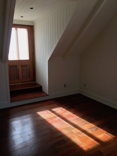 Lovely afternoon sunlight in a bedroom at Flora's House