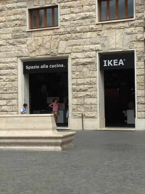 Of course I couldn't resist taking a picture of this Ikea kitchen specialist shop - right in the center of Rome !!!!