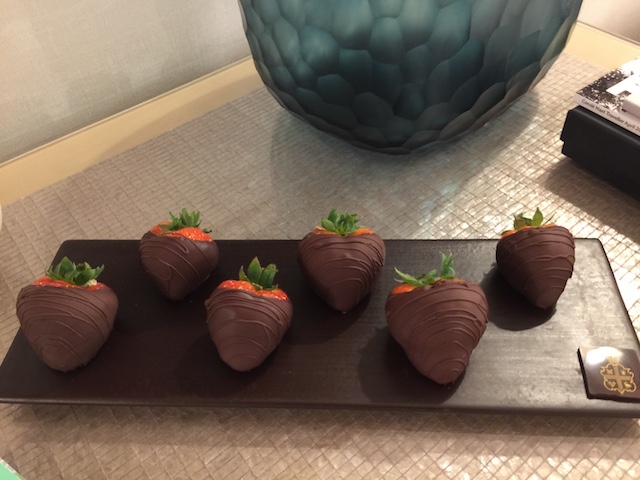 Chocolate coated strawberries - in my room - now that's what I call a welcoming gift !